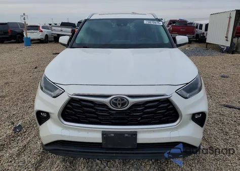 2021 Toyota Highlander Xle z USA, uszkodzony, nr VIN 5TDGZRBH9MS080977